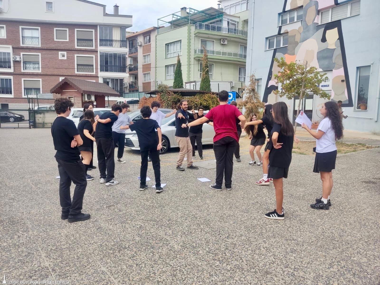 İzmir’de bir özel okulun lise öğrencileri, Örnekköy Kadın Dayanışma Merkezi’ni