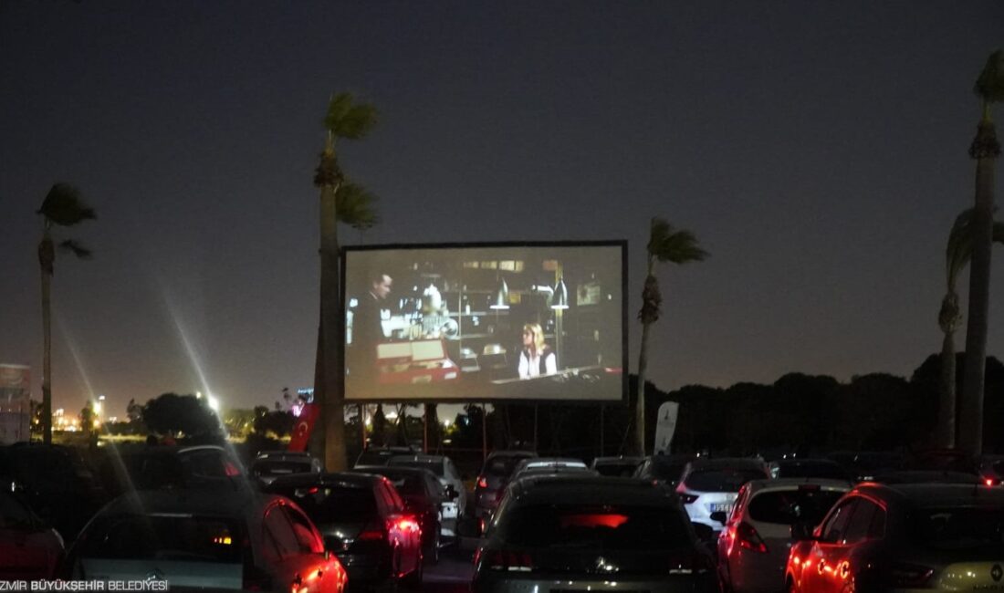 İzmirli sinemaseverler, İzmir Büyükşehir Belediyesi’nin Yeniden Sinematek Arabada Film Keyfi