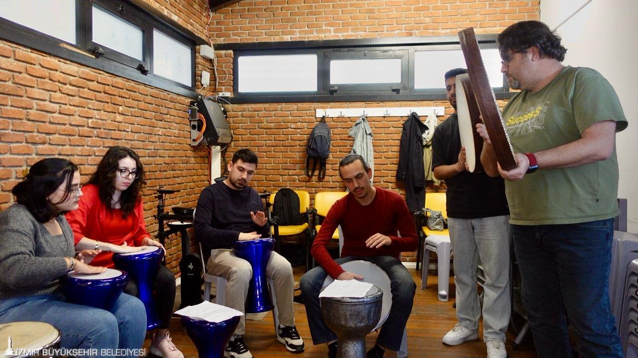 İzmir Büyükşehir Belediyesi, 18-30 yaş arasındaki gençler için müzik kurslarından