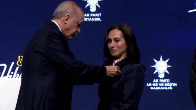 Beykoz Belediye Başkanvekili Özlem Gürzel Vural, resmen AKP'ye geçti. Rozetini