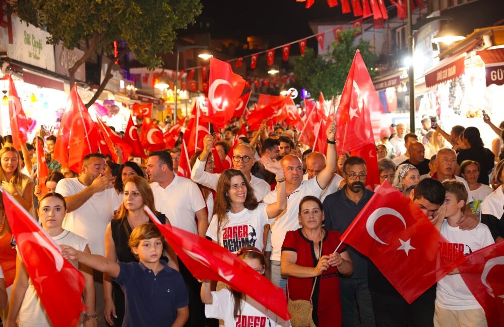 Çeşme’de 30 Ağustos Zafer Bayramı, Uğur Mumcu Parkı’ndan Cumhuriyet Meydanı’na