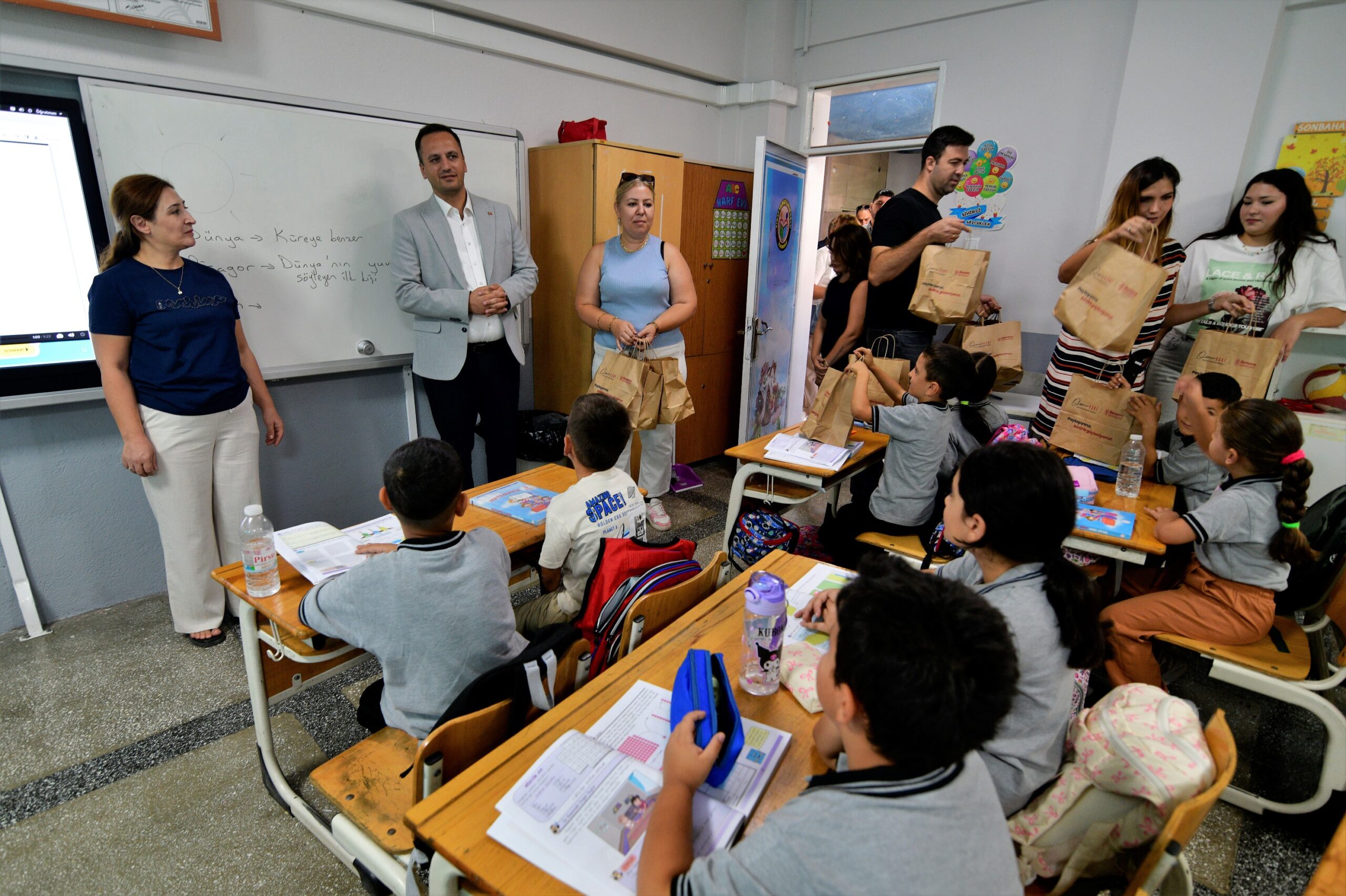 Bornova Belediyesi, yeni eğitim-öğretim yılıyla birlikte dezavantajlı bölgelerdeki okullarda başlattığı