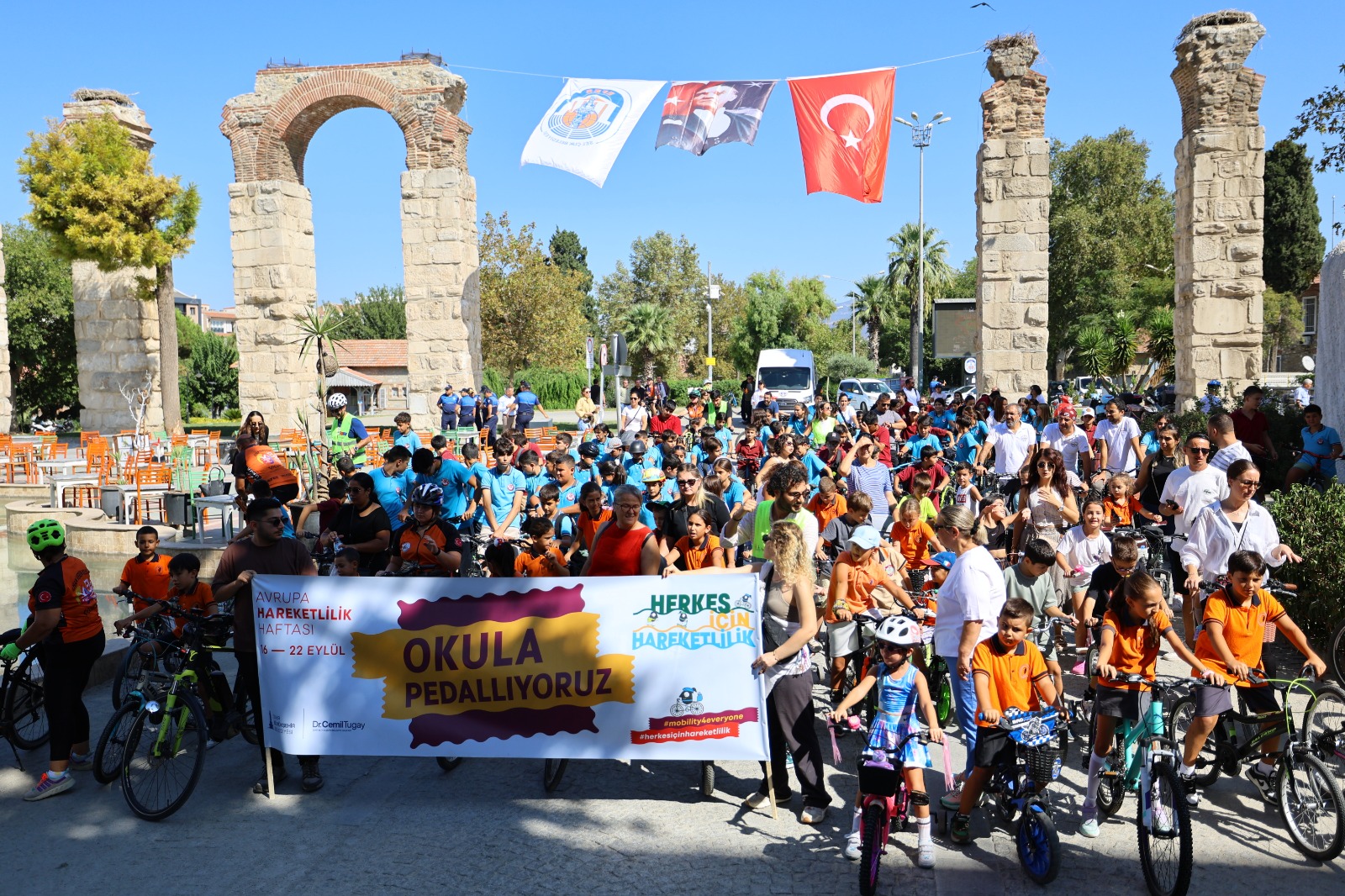 Efes Selçuk Belediyesi öncülüğünde düzenlenen “Okula Pedalla” etkinliği, her yaştan