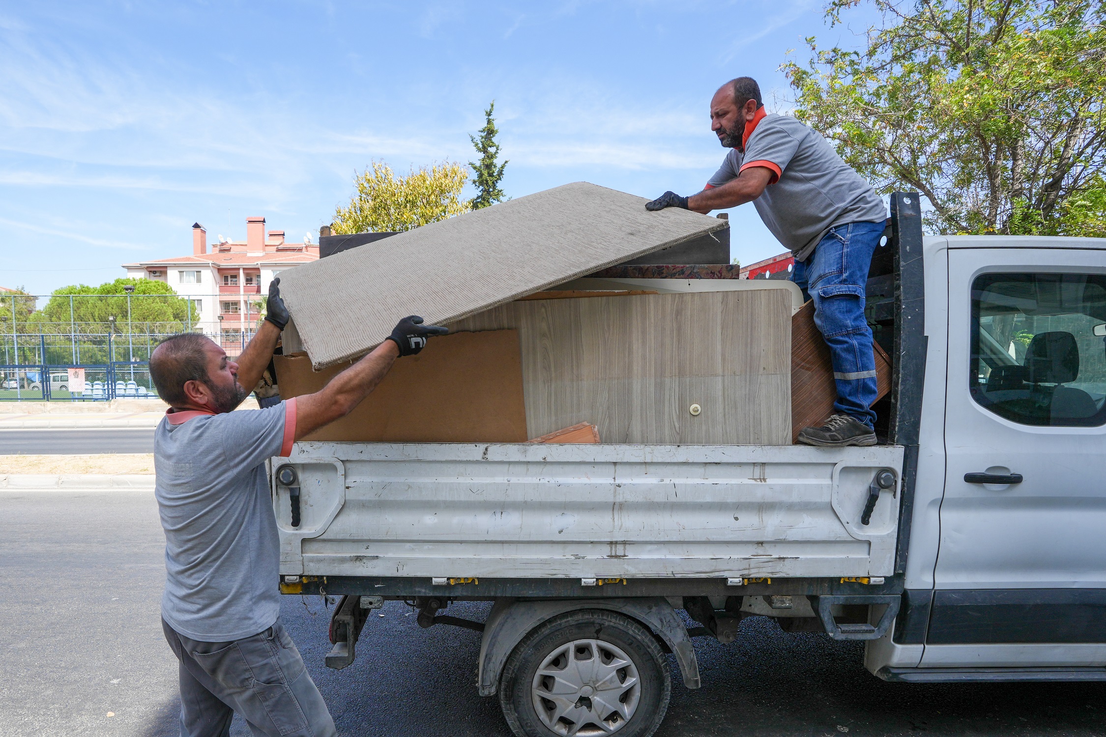 Gaziemir Belediyesi, eski mobilya atıklarının cadde ve sokaklara bırakılmasını önlemek