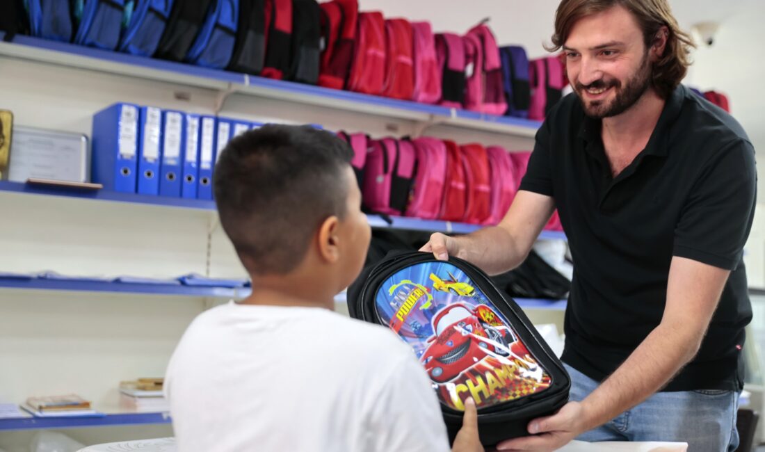 Dayanışmanın adresi olan Konak Belediyesi Giysi Market, bu kez okula