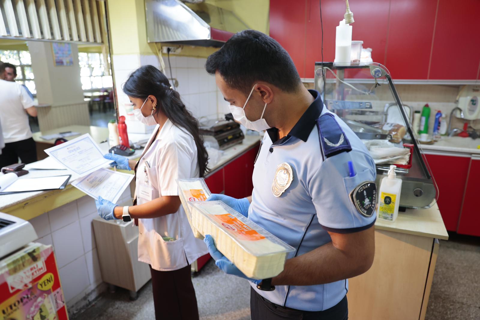 Konak Belediyesi zabıta ekipleri, ilçedeki tüm okul kantinlerinde ruhsat, hijyen