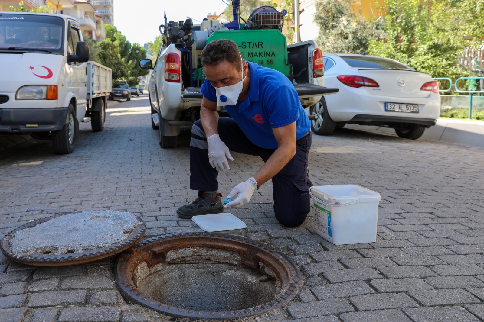 Efeler Belediyesi Sağlık İşleri Müdürlüğü, kent genelinde yürüttüğü düzenli ilaçlama