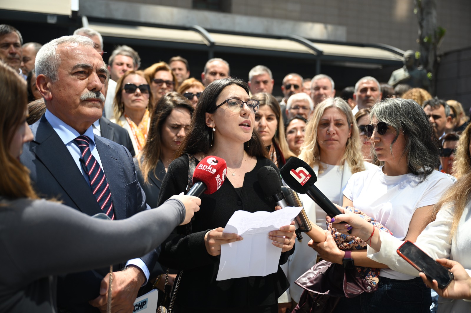 Bakanlığın hazırladığı Bornova Erzene Mahallesi'ndeki planlarla ilgili tartışmalar büyüyor. Ranta