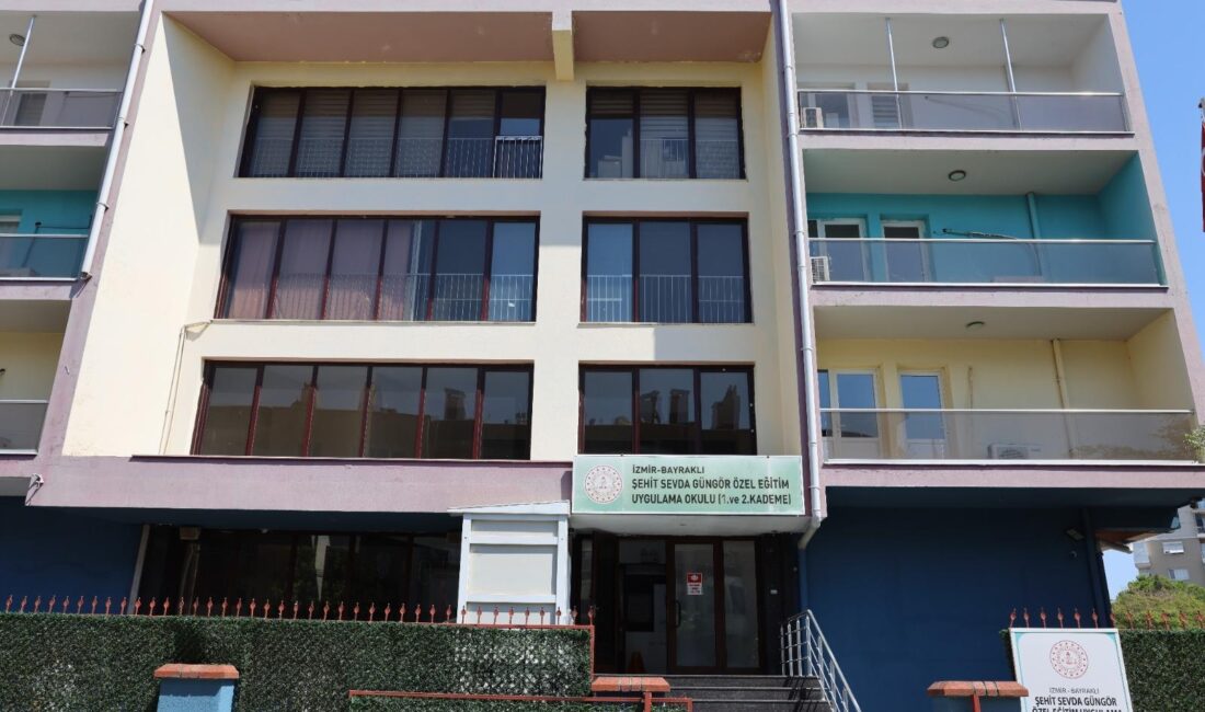 Bayraklı Belediyesi, öğrencilerin daha temiz ve güvenli ortamlarda eğitim görmesi