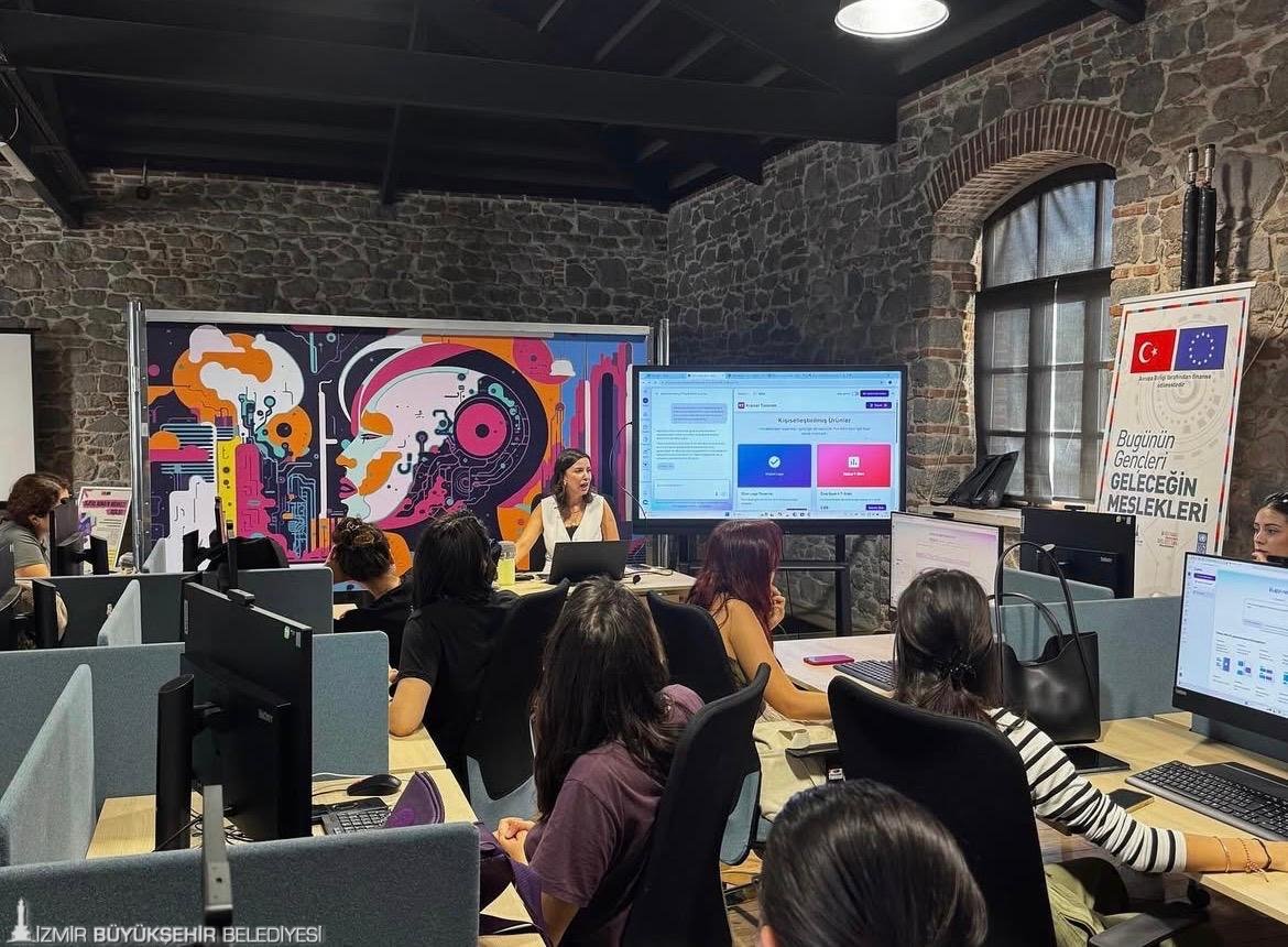İzmir Büyükşehir Belediyesi, gençlerin dijital dönüşüm süreçlerine katkı sağlamaya devam