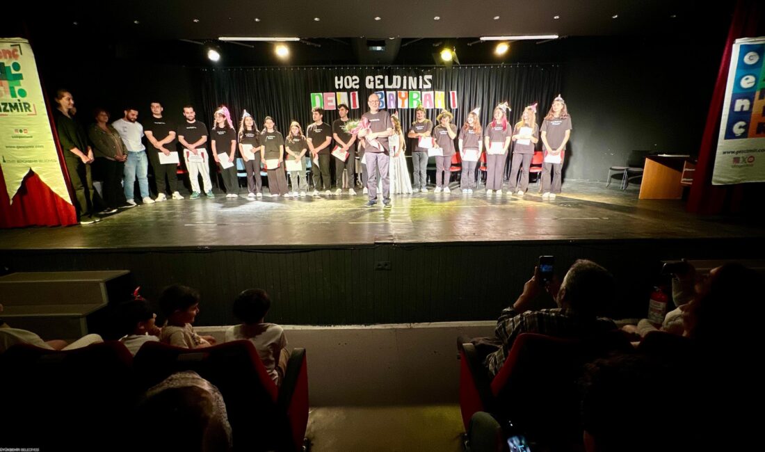İzmir Büyükşehir Belediyesi’nin tiyatro kursuna katılan gençlerin sahnelediği “Deli Bayramı”