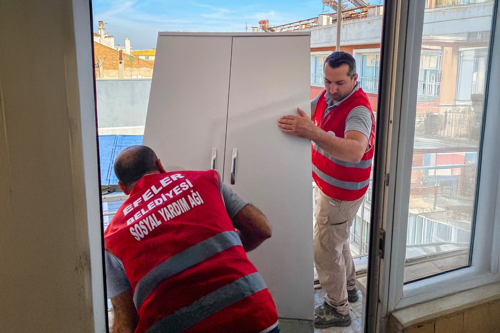 Efeler Belediye Başkanı Anıl Yetişkin’in öncülüğünde hayata geçirilen “Kardeş Eli”