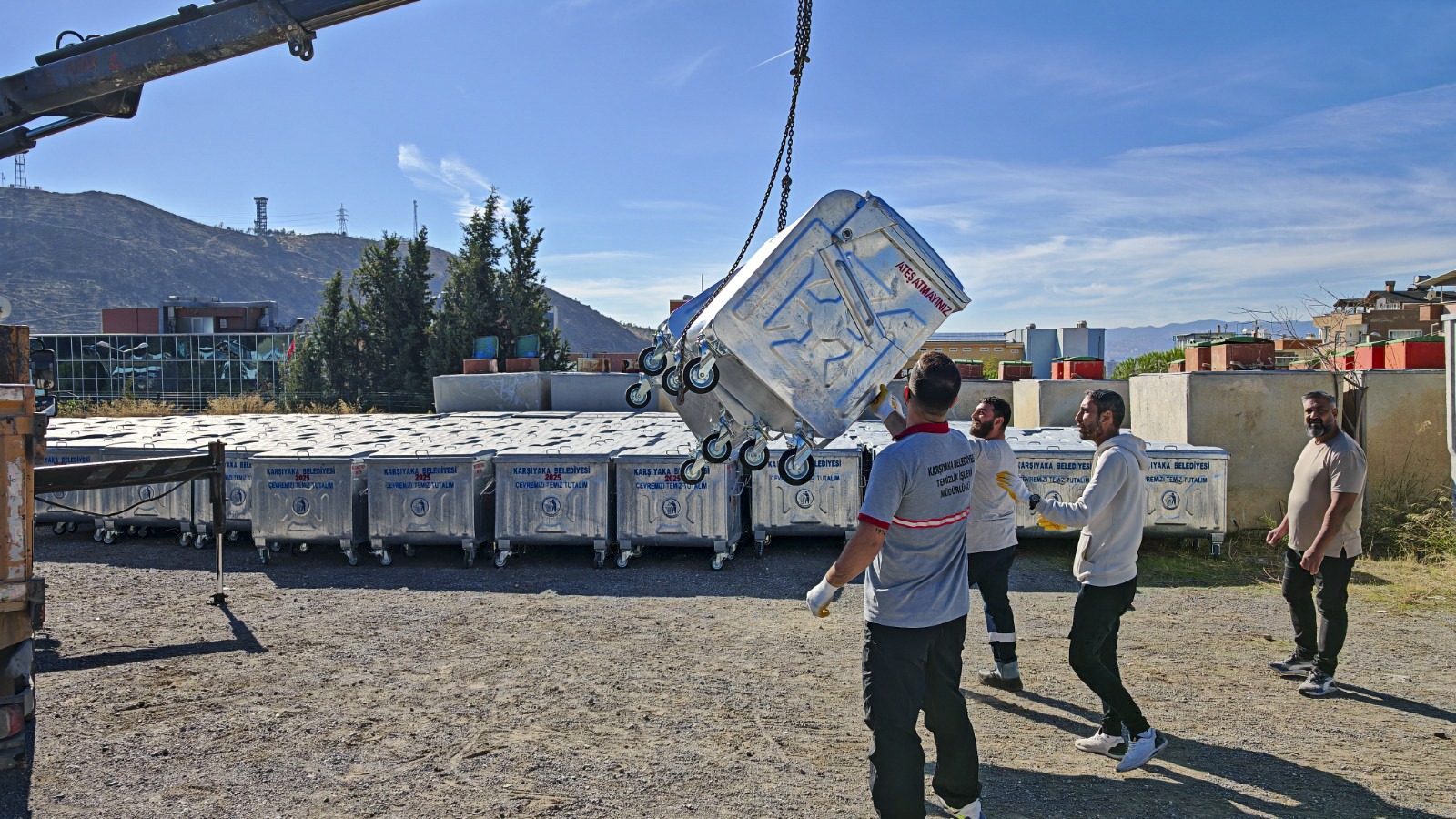 Karşıyaka Belediyesi, kent estetiğini ve temizlik standartlarını yükseltmek amacıyla 460