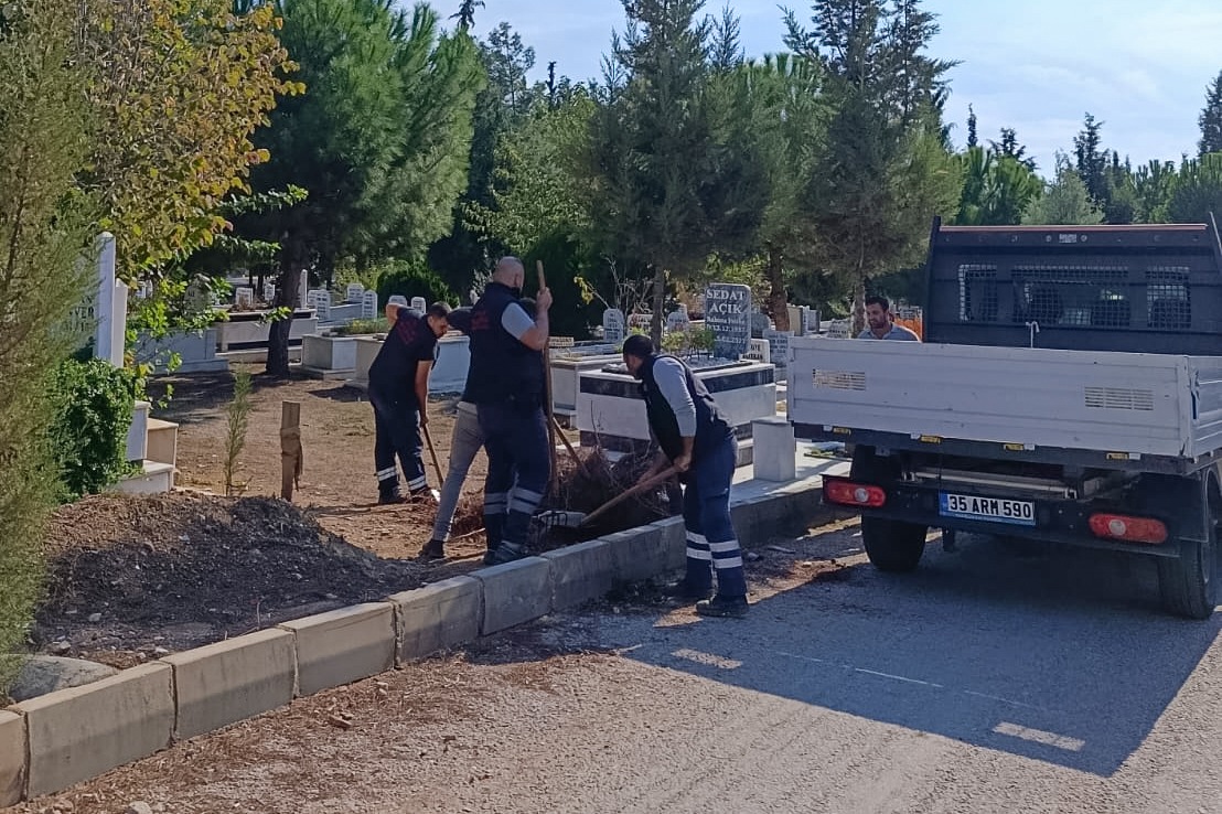 Efeler Belediyesi, kent genelindeki tüm mezarlıklarda yürüttüğü bakım, onarım, temizlik