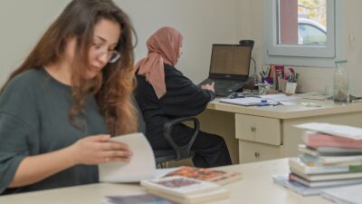 İzmir’de üniversite öğrenimi gören kız öğrenciler, İzmir Büyükşehir Belediyesi’nin İZELMAN