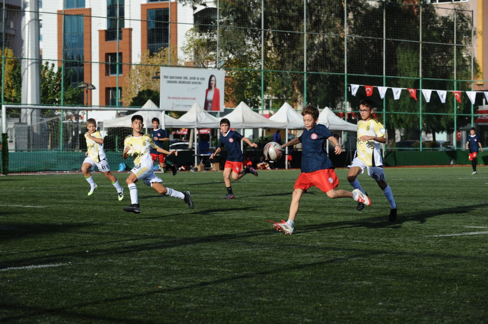 Karşıyaka Belediyesi, 29 Ekim Cumhuriyet Bayramı’nı sporun birleştirici gücüyle kutladı.