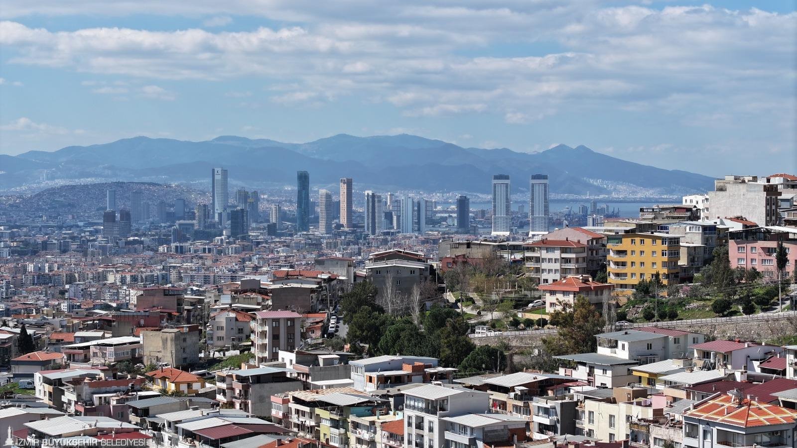 İzmir Büyükşehir Belediyesi tarafından başlatılan deprem araştırmaları, çok yönlü olarak