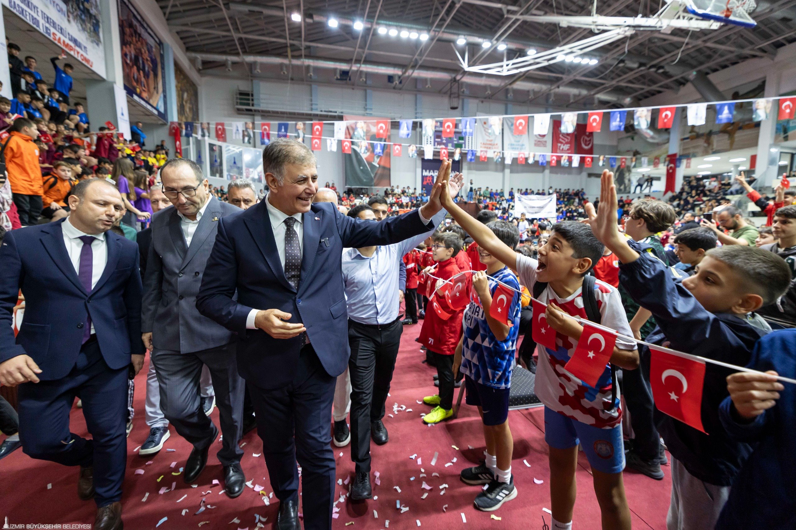 İzmir Büyükşehir Belediyesi’nin kentteki amatör spor kulüplerine bu yıl verdiği