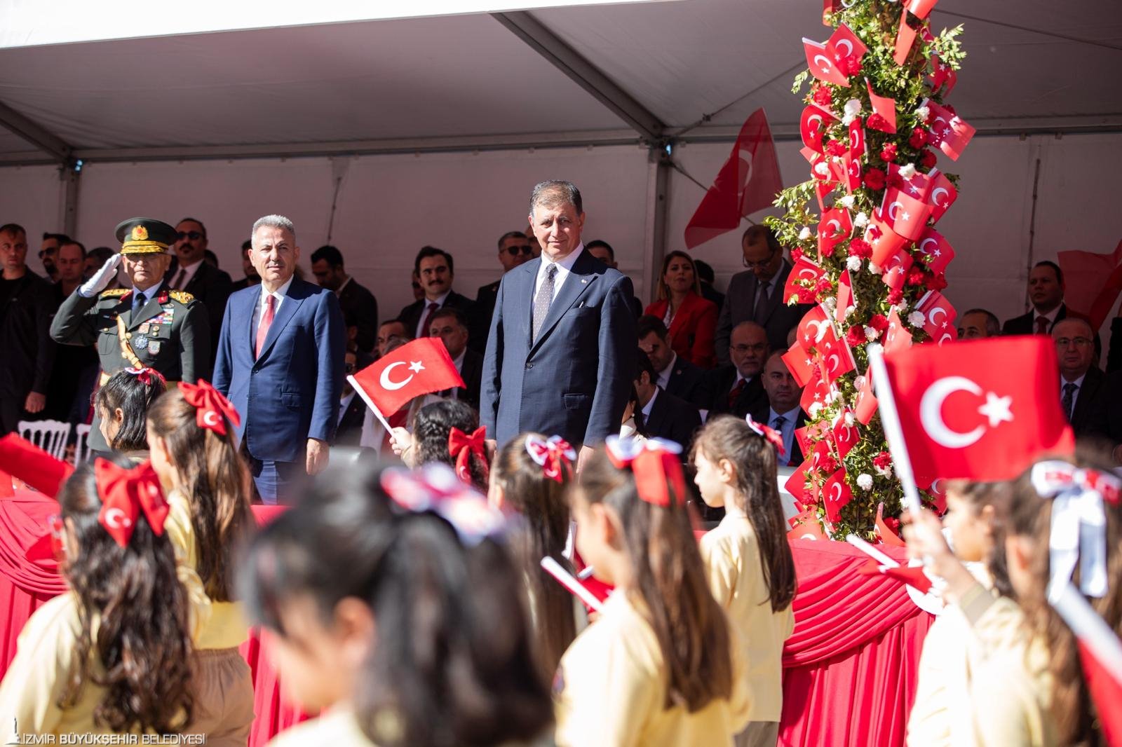 İzmirliler, Cumhuriyet Bayramı'nı her yıl olduğu gibi Cumhuriyet Meydanı'nda gururla