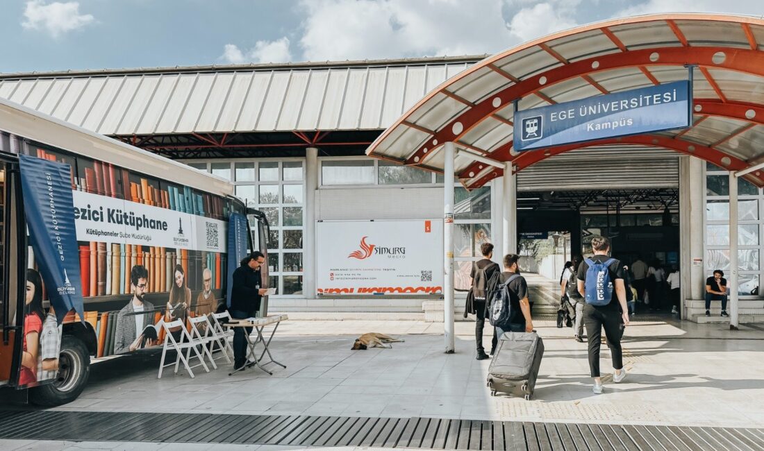 İzmir Büyükşehir Belediyesi’nin Gezici Kütüphanesi, artık her cuma Ege Üniversitesi
