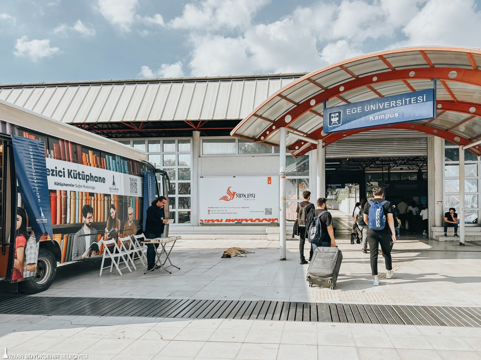 İzmir Büyükşehir Belediyesi’nin Gezici Kütüphanesi, artık her cuma Ege Üniversitesi