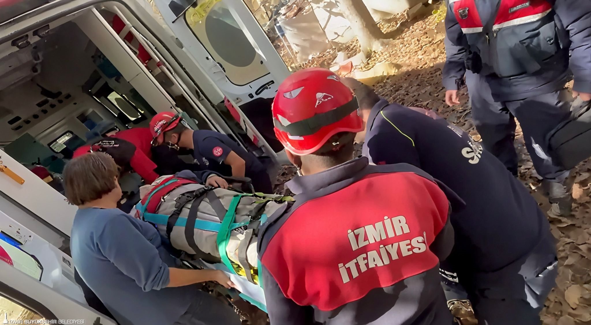 İzmir’in Ödemiş ilçesinde 12 metre derinliğindeki kuyuya düşen 80 yaşındaki