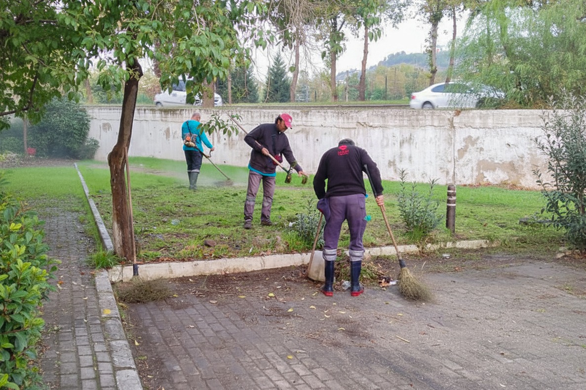 Efeler Belediyesi Temizlik İşleri Müdürlüğü ekipleri, kent genelinde temizlik çalışmalarını