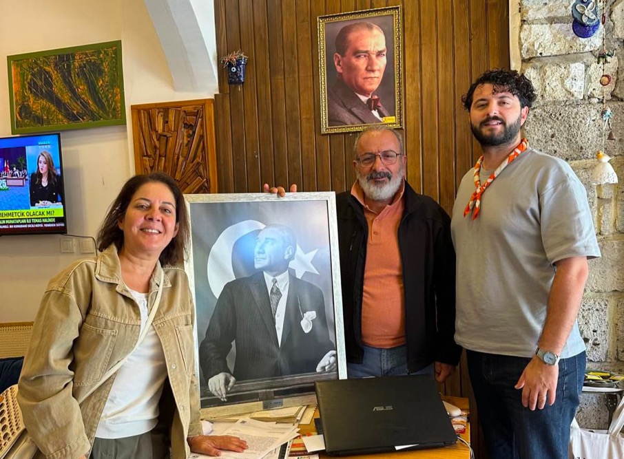 Çeşme Belediyesi, Muhtarlar Haftası kapsamında ilçedeki tüm muhtarlara, Ulu Önder