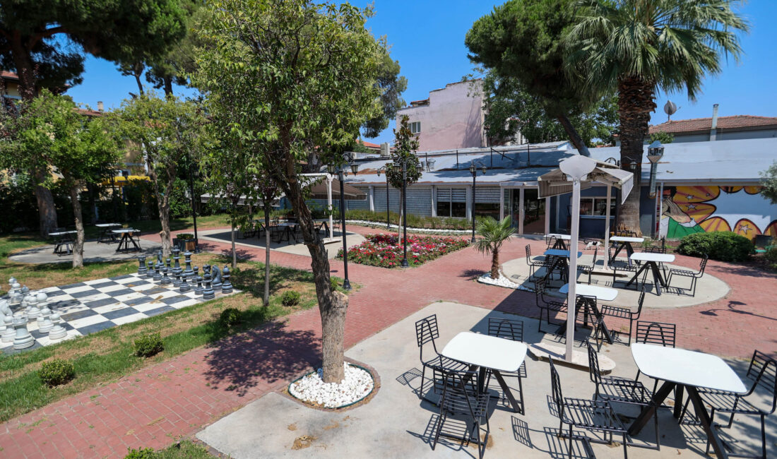 Buca’nın kitap kafe konsepti ile hizmet veren nostalji dolu mekanı