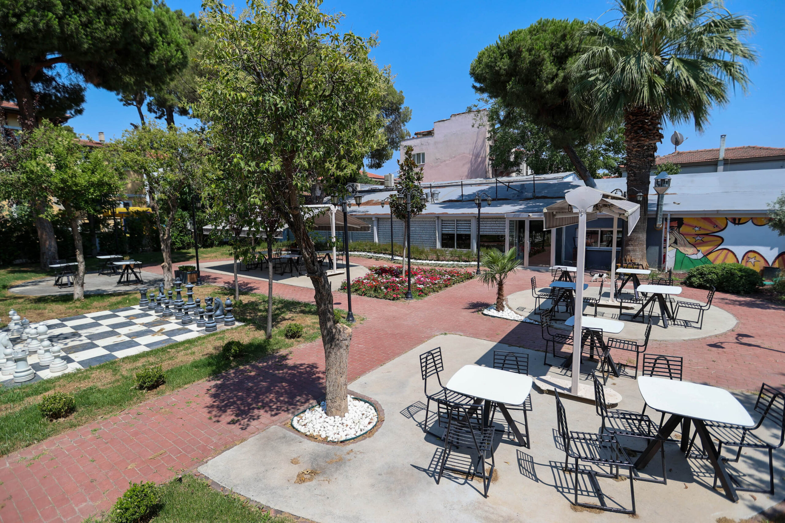 Buca’nın kitap kafe konsepti ile hizmet veren nostalji dolu mekanı