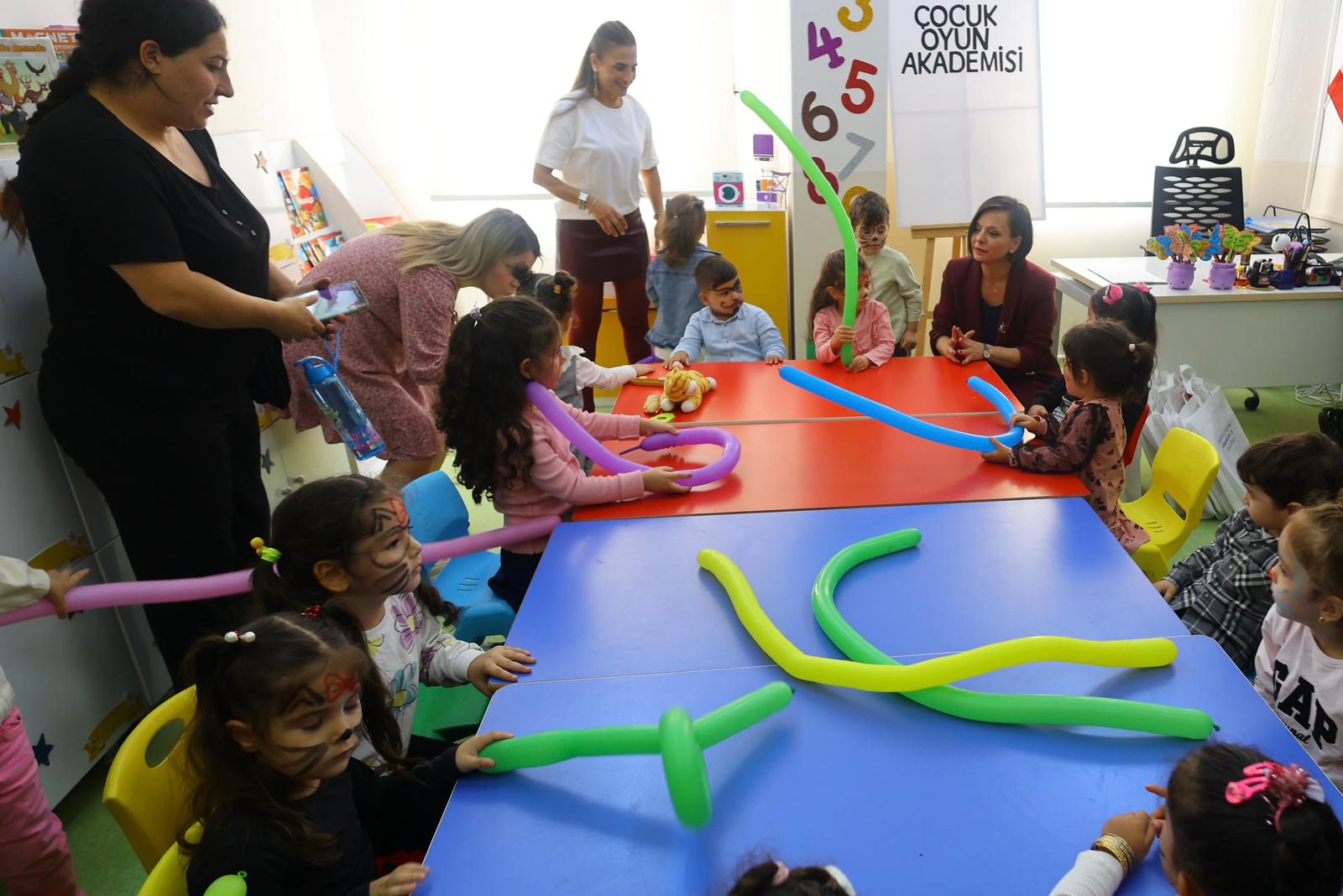 Karabağlar Belediyesi, çocukların güvenli ve gelişim odaklı ortamlarda yetişmesi için