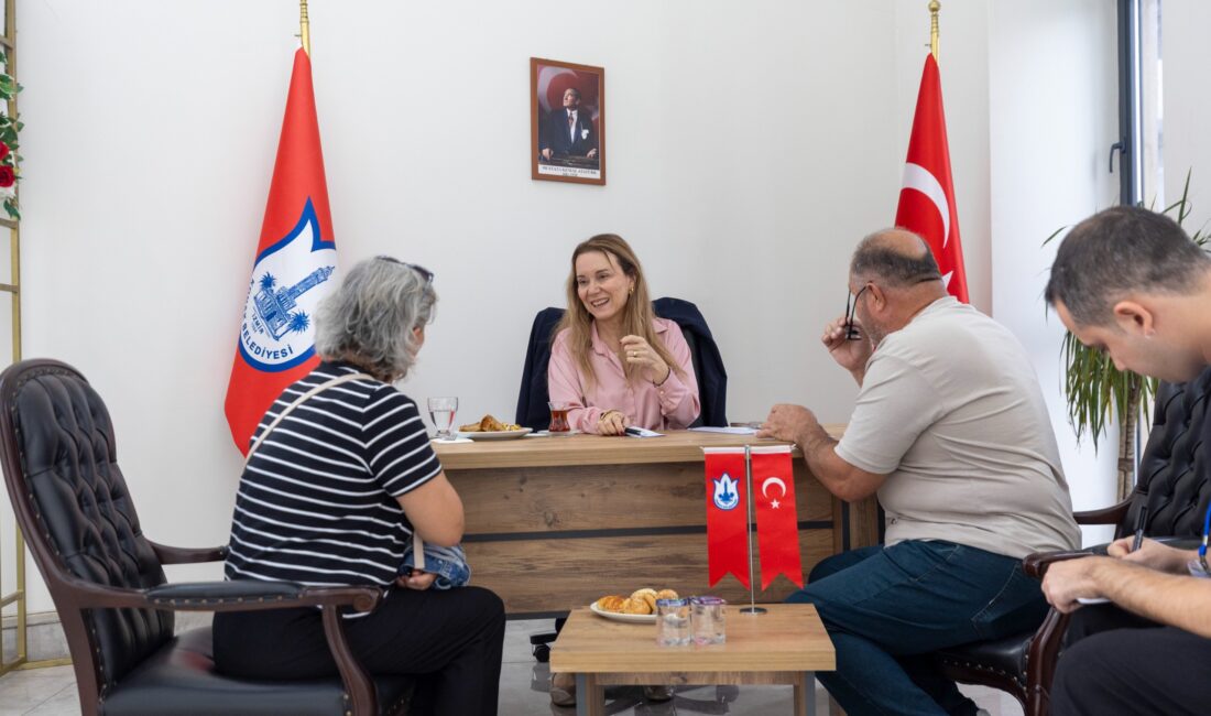Konak’ta “Komşu Buluşmaları” sürüyor: Makamdan değil, sokaktan yönetim ‘Komşu Buluşmaları’ kapsamında Başkan Mutlu, makam koltuğunu bu kez Beştepeler’e