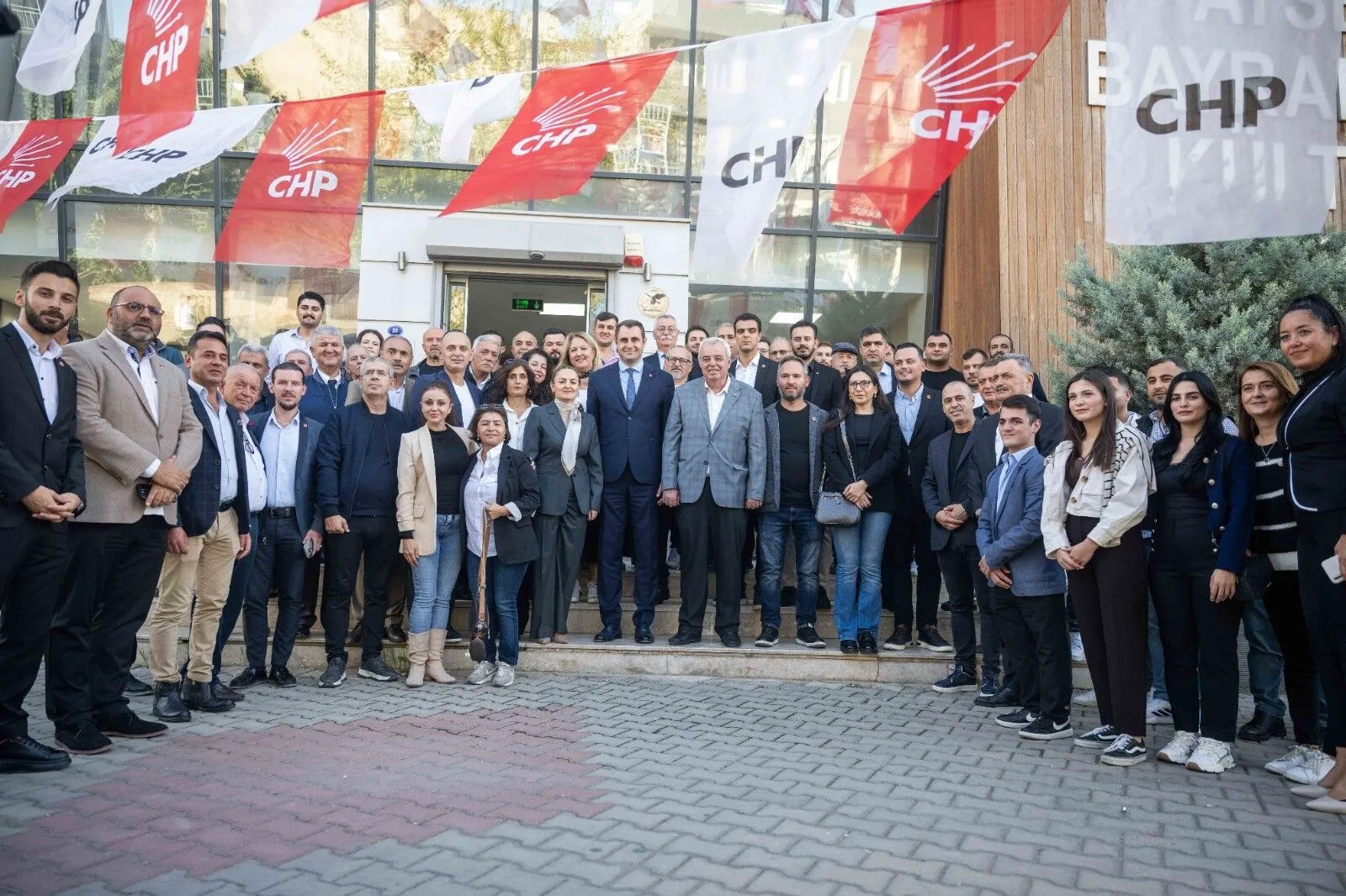CHP Bornova, Doğanlar Mahallesi’nde düzenlediği toplu üyelik töreniyle örgütünü genişletti.