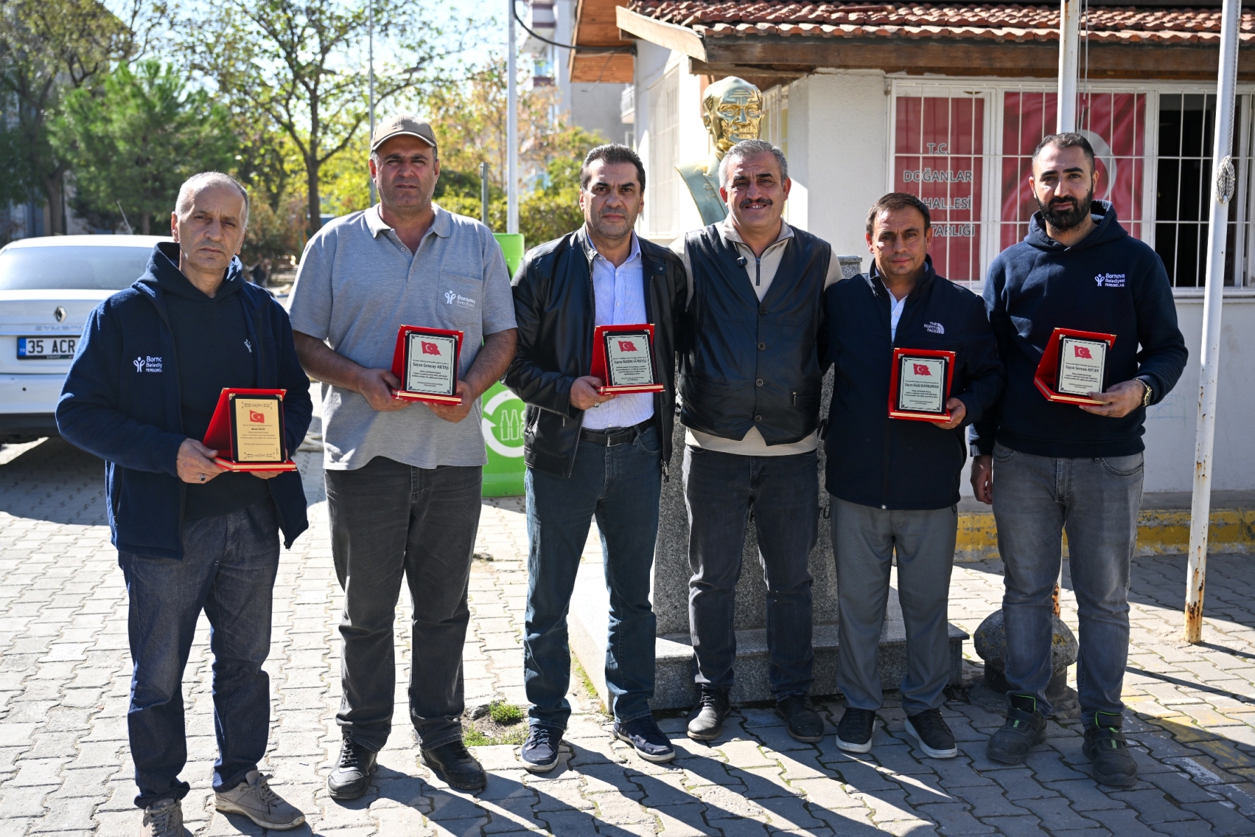 Doğanlar Mahallesi Muhtarı Eyüp Kocatepe, mahallede özveriyle çalışan Bornova Belediyesi