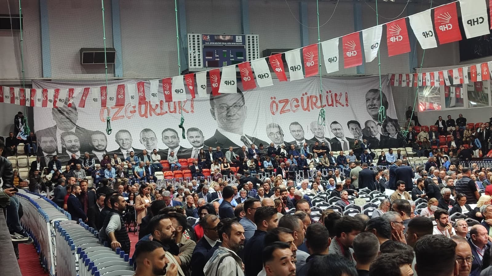 CHP İzmir Örgütü bugün yapılacak 39. Olağan İl Kongresi’ne kilitlendi.