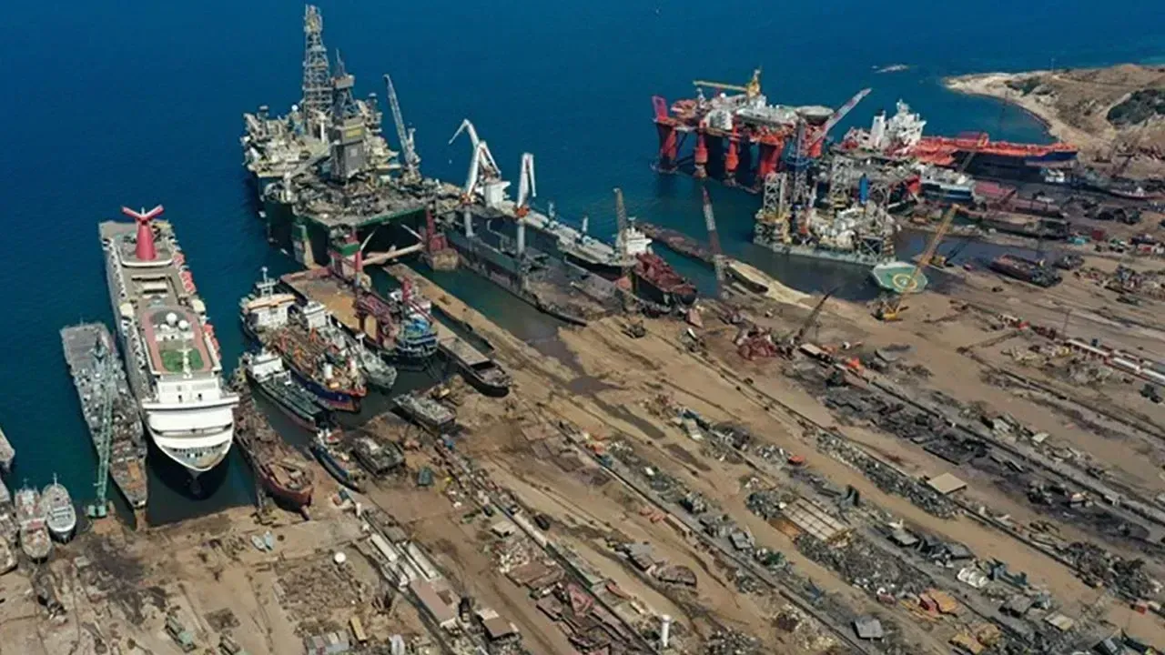 İzmir’in Aliağa ilçesindeki Gemi Söküm Bölgesi bir kez daha iş