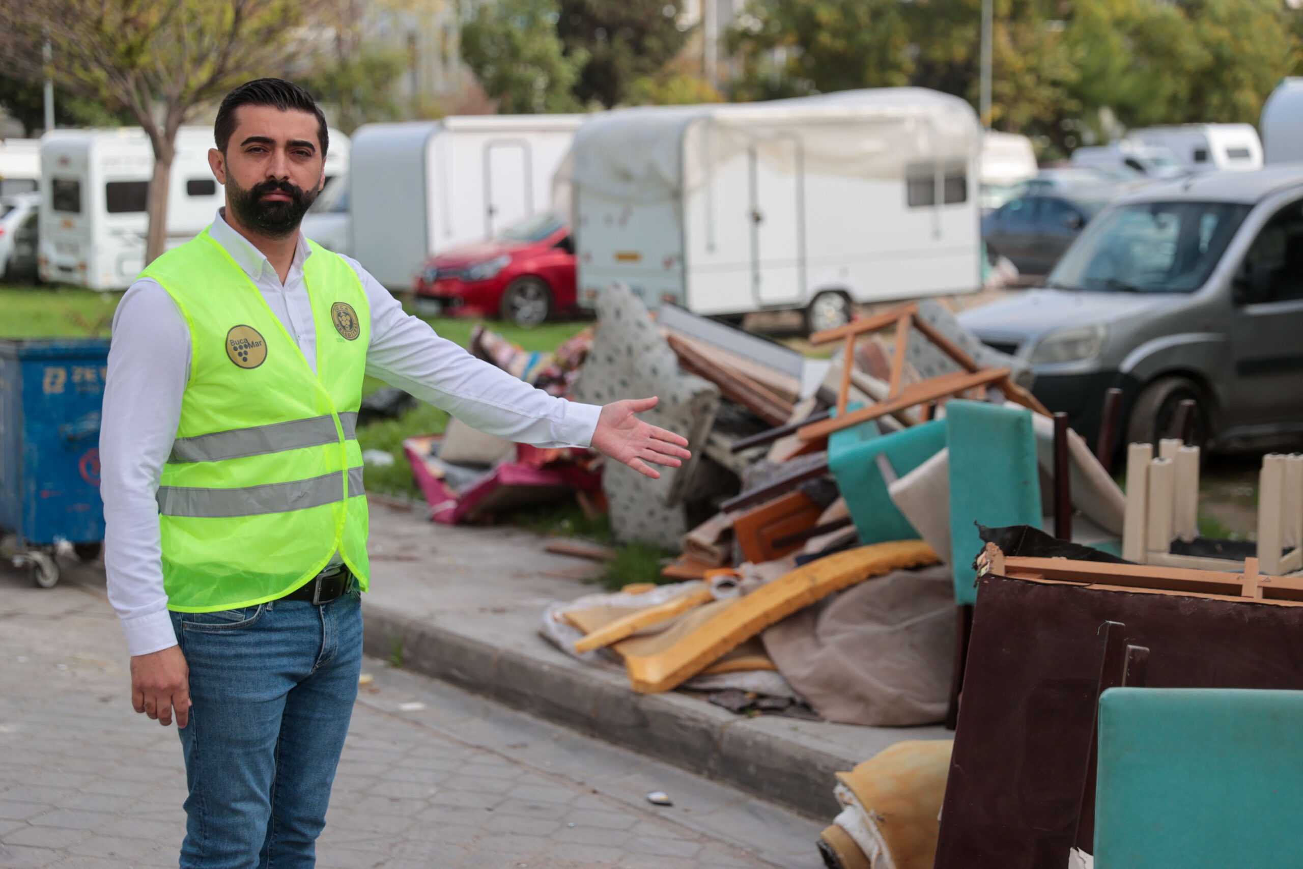 Buca Belediyesi, çevre kirliliğine yol açan mobilya atıklarının yerinde toplanması
