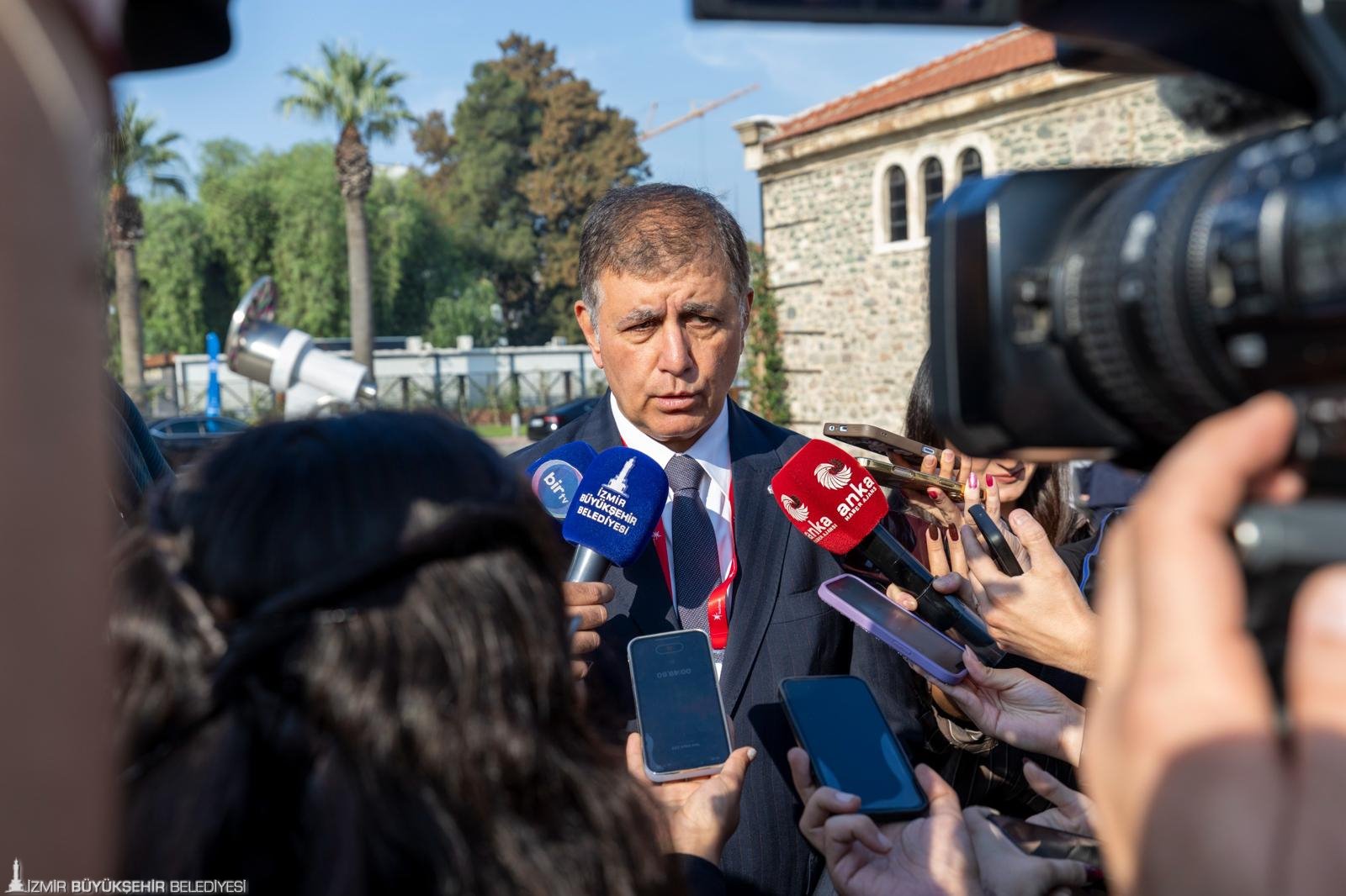 İzmir Büyükşehir Belediye Başkanı Dr. Cemil Tugay, kentteki çöp sorununun