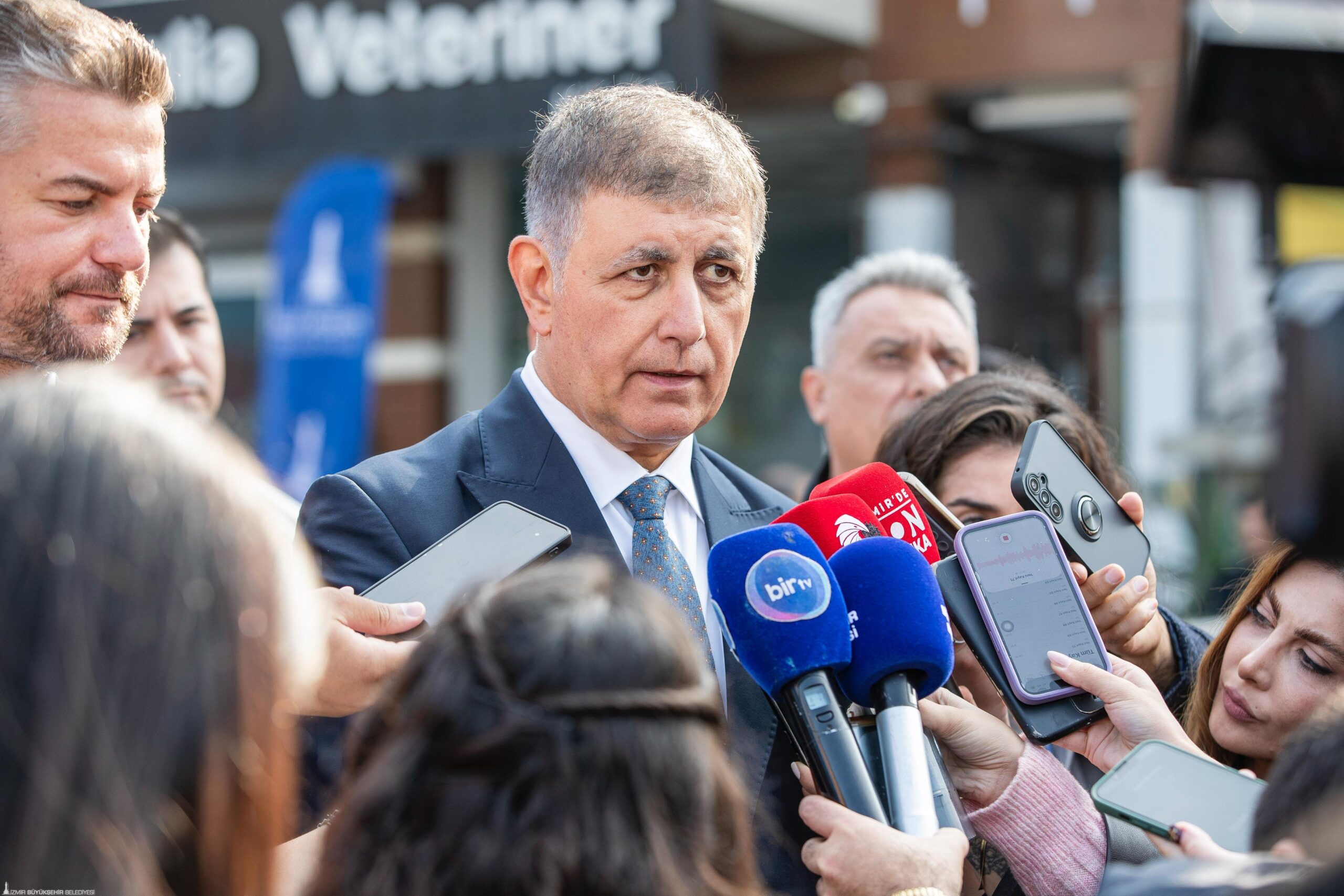 İzmir Büyükşehir Belediye Başkanı Dr. Cemil Tugay, yıllardır kent gündeminde