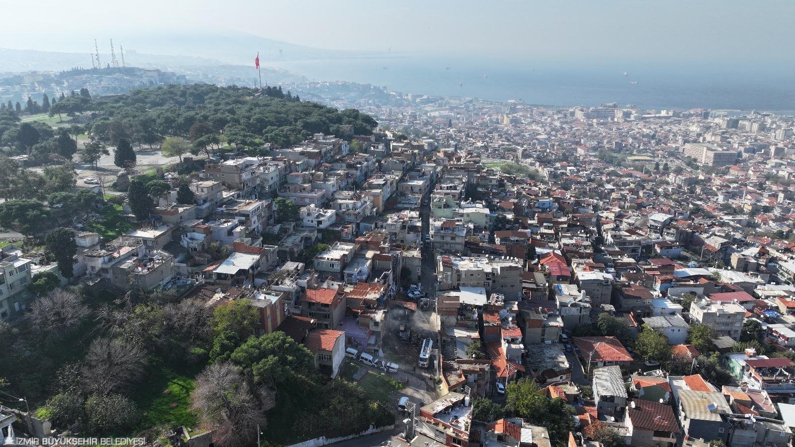 İzmir Büyükşehir Belediyesi, kentin kalbi olarak görülen Kadifekale çevresinde 2006’dan