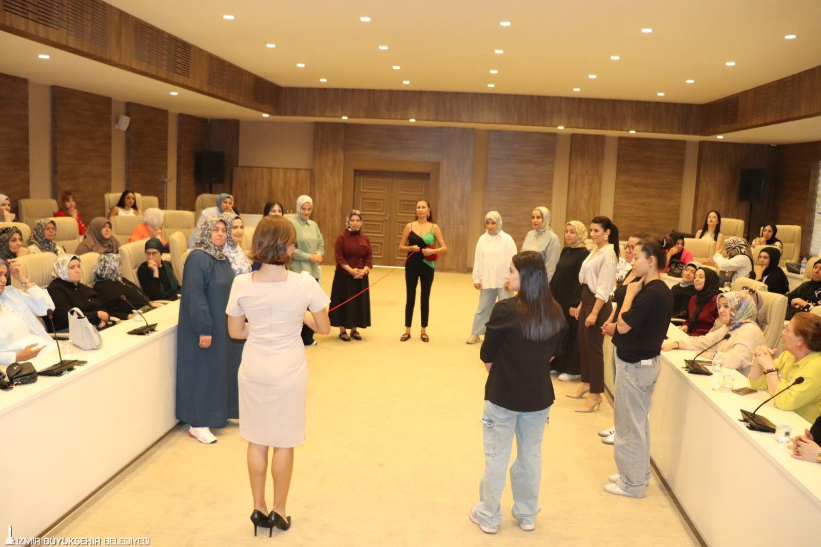 İzmir Büyükşehir Belediyesi’nin sağır ve işitme engelli kadınlara yönelik düzenlediği