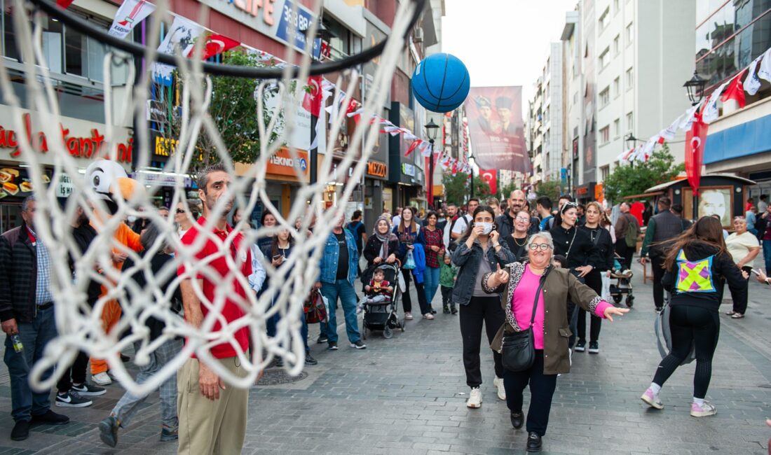 Karşıyaka Belediyesi, Çarşı girişine basketbol potası kurarak vatandaşları spora ve
