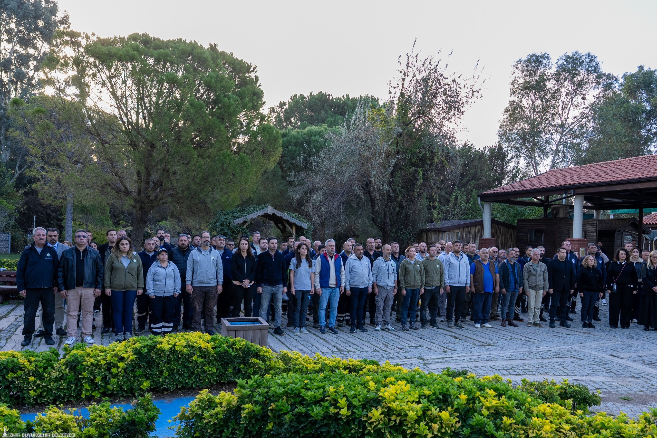 İzmir Büyükşehir Belediyesi Doğal Yaşam Parkı’nda görevli personel ve ziyaretçiler,