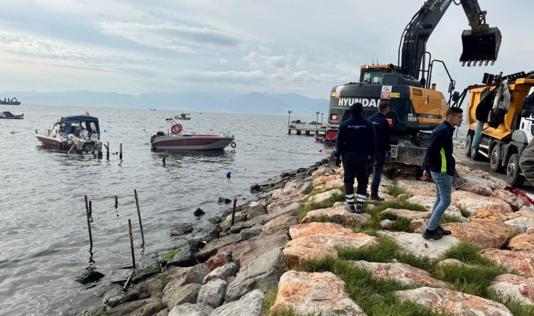 Büyükşehir harekete geçti: Karşıyaka’daki kaçak iskeleler yıkılıyor İzmir Büyükşehir Belediyesi, Karşıyaka kıyı şeridinde Kıyı ve İmar Kanunu’na