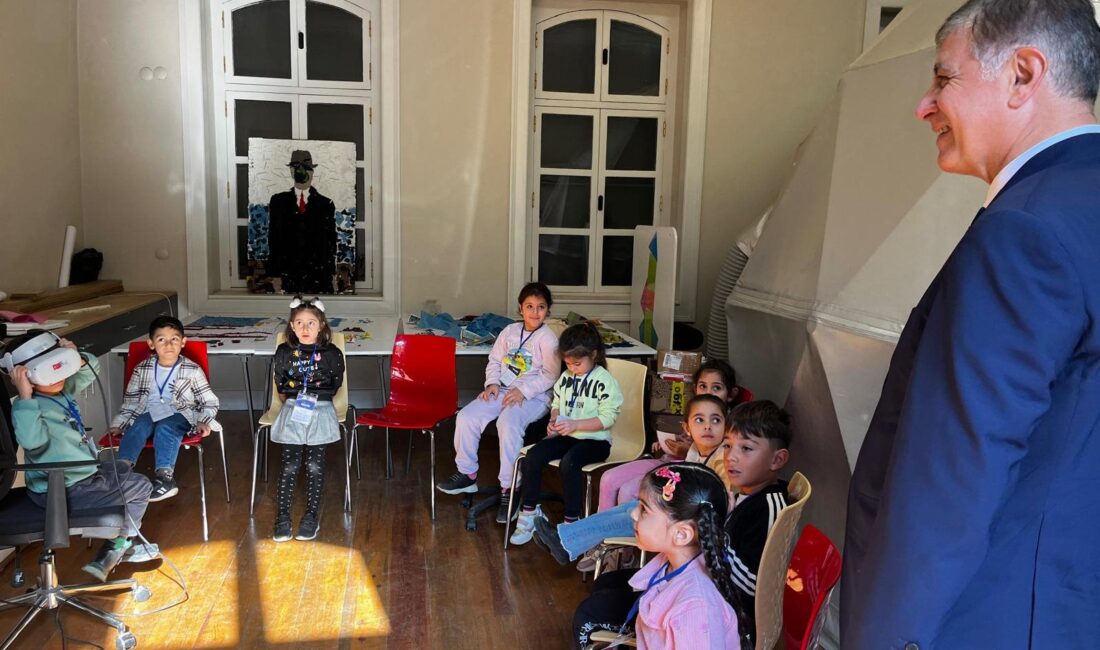 Başkan Tugay’dan Kontak merkezine ziyaret: Her şey çocuklar için İzmir Büyükşehir Belediye Başkanı Dr. Cemil Tugay, Kentimiz İzmir Derneği’nin