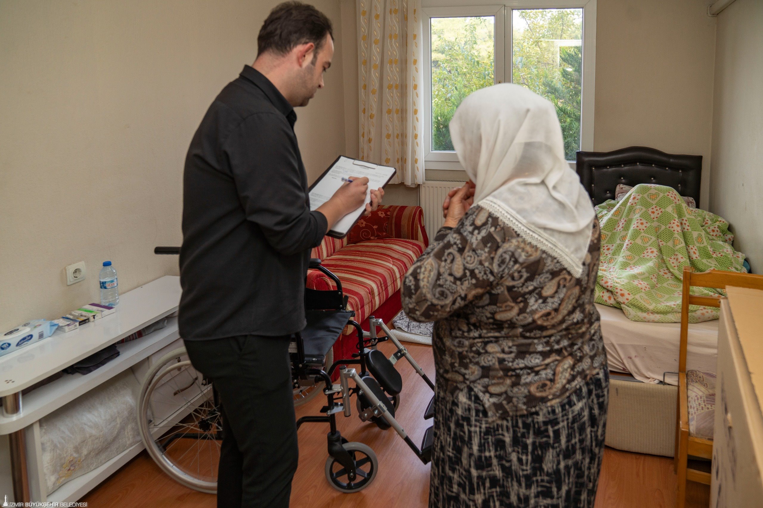 İzmir Büyükşehir Belediyesi, ihtiyaç sahibi engelli yurttaşların medikal malzeme ihtiyaçlarını