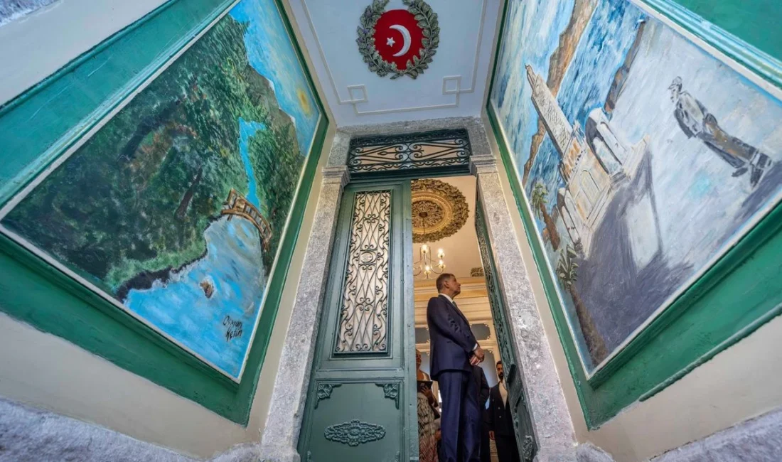 Restorasyonu tamamlanan Basmane Hatuniye Meydanı’ndaki Ay Yıldızlı Konak, İzmir Büyükşehir