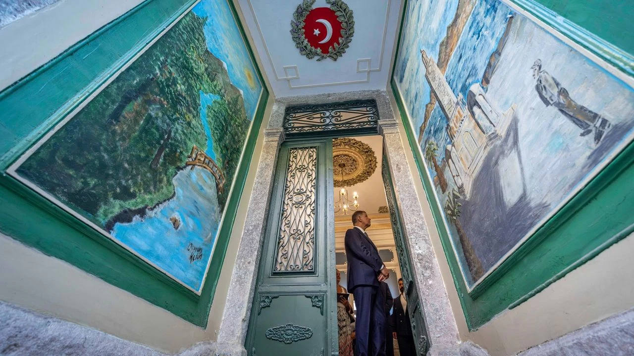 Restorasyonu tamamlanan Basmane Hatuniye Meydanı’ndaki Ay Yıldızlı Konak, İzmir Büyükşehir