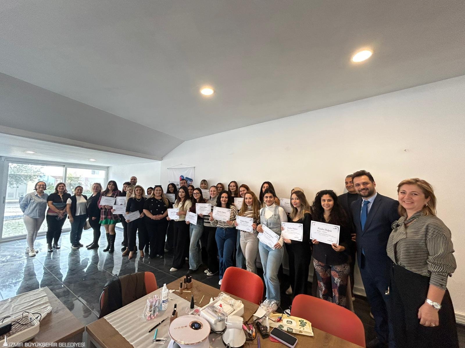 İzmir Büyükşehir Belediyesi Meslek Fabrikası’nın farklı kurs merkezelerinde eğitimlerini tamamlayan