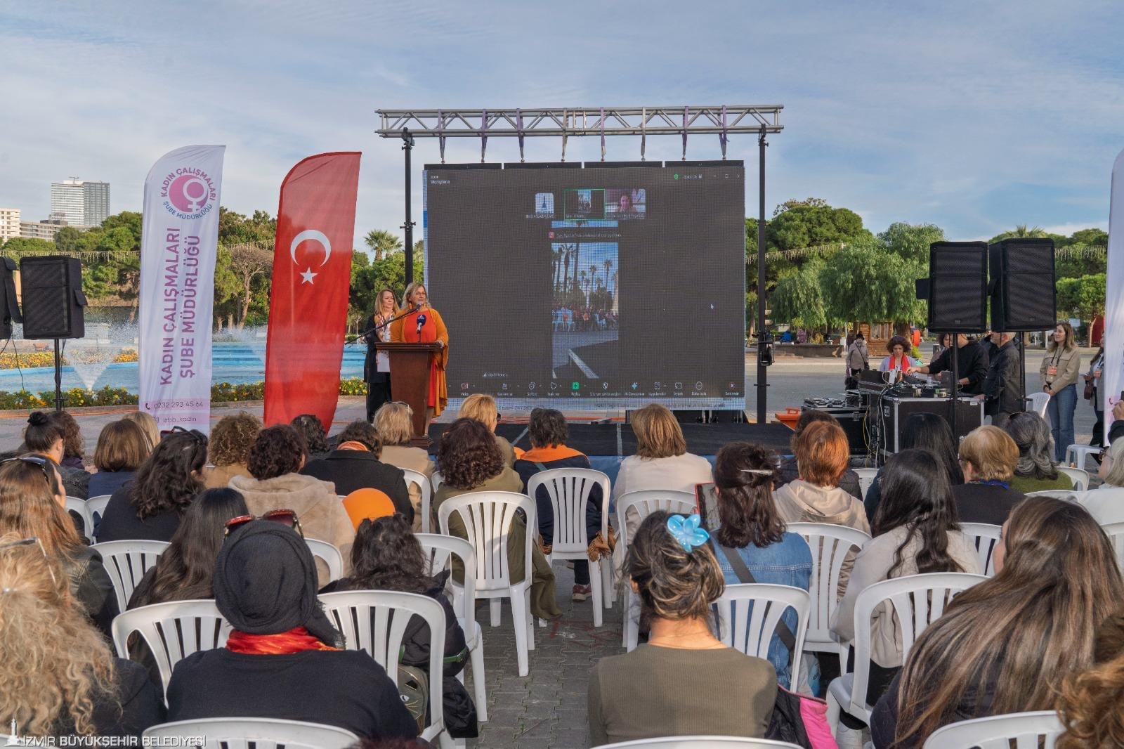 İzmir Büyükşehir Belediyesi’nin düzenlediği uluslararası video konferansta kadınlar, şiddete karşı